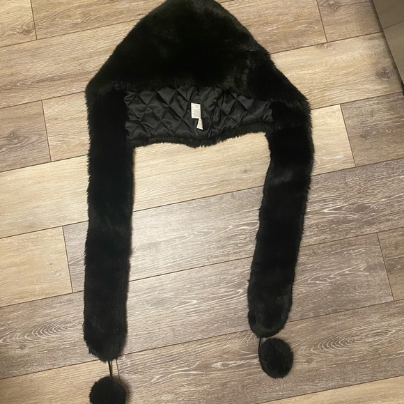 Faux fur pom pom hat - Picture 2 of 3